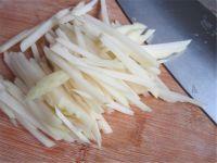 咸鸭蛋炒土豆的做法步骤2