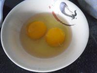 鸡蛋烧豌豆的做法步骤2