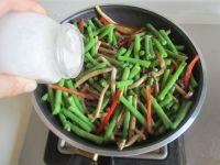 茶树菇炒豆角的做法步骤8