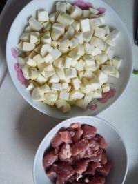 茄汁茭白肉丁的做法步骤1